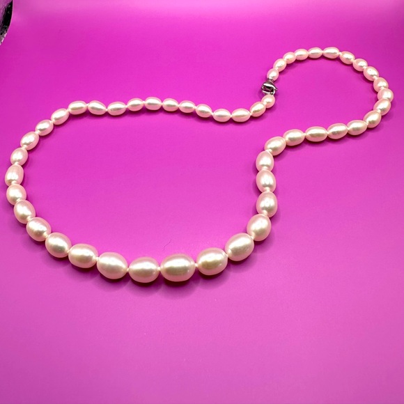 Beautiful graduated pearl necklace wonderful condition 18 inch
